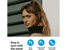 Charger l&#39;image dans la galerie, Femme portant des écouteurs, regardant la caméra. Texte: Restez en phase avec le monde.
