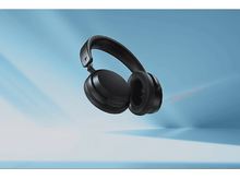 Charger l&#39;image dans la galerie, Casque noir flottant devant un fond bleu clair et blanc.

