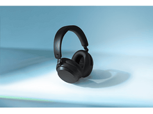 Charger l&#39;image dans la galerie, Casque noir sur fond dégradé bleu. Le casque a un design élégant et moderne.
