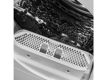 Charger l&#39;image dans la galerie, Intérieur d&#39;un lave-linge blanc. Un filtre blanc est visible.
