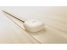 Charger l&#39;image dans la galerie, Étui de chargement d&#39;écouteurs. L&#39;étui est en charge, connecté à un câble. Fond clair.
