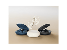 Charger l&#39;image dans la galerie, Écouteurs, étuis bleu marine, noir et crème. Écouteurs crème suspendus au-dessus d&#39;un étui crème sur fond beige.
