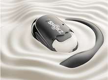Charger l&#39;image dans la galerie, Casque Shokz dans un liquide, avec une surface ondulée.
