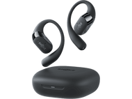 Écouteurs sans fil noirs avec étui de chargement. Les écouteurs ont une conception à crochet. Fond noir.