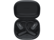 Charger l&#39;image dans la galerie, Étui de chargement noir avec deux écouteurs sans fil. Les écouteurs ont un design à crochet. Fond blanc.
