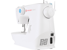 Charger l&#39;image dans la galerie, Machine à coudre Singer blanche, vue en angle. Comprend des cadrans, des boutons et une zone d&#39;aiguille.
