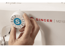 Charger l&#39;image dans la galerie, Une main ajustant le sélecteur de points sur une machine à coudre Singer M210 blanche.
