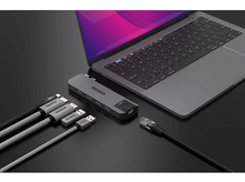 Charger l&#39;image dans la galerie, Un ordinateur portable connecté à un hub avec des câbles. Les câbles incluent USB, Ethernet et USB-C. Fond noir.

