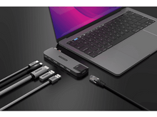 Charger l&#39;image dans la galerie, Un ordinateur portable noir et un hub USB gris connecté, plus des câbles et un câble réseau.
