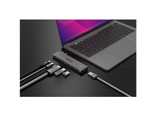 Charger l&#39;image dans la galerie, Un ordinateur portable, un hub et plusieurs câbles et adaptateurs sont posés sur une surface sombre. Un câble relie le hub à l&#39;ordinateur portable.
