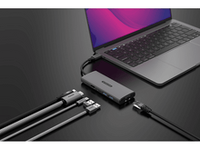 Charger l&#39;image dans la galerie, Un ordinateur portable connecté à un hub avec divers câbles pour la connectivité.
