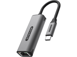 Un adaptateur gris Sitecom USB-C vers Ethernet. Il possède un connecteur USB-C et un port Ethernet. Fond noir.