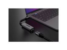 Charger l&#39;image dans la galerie, Ordinateur portable connecté à un adaptateur gris, connecté à un câble Ethernet noir. Surface noire.
