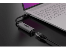 Charger l&#39;image dans la galerie, Ordinateur portable connecté à un adaptateur gris via un câble noir. Câble Ethernet branché.
