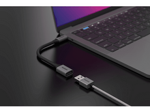 Charger l&#39;image dans la galerie, Un câble USB-C vers USB noir et gris connecté à un ordinateur portable sur une surface noire.
