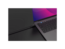 Charger l&#39;image dans la galerie, Ordinateur portable connecté à un câble USB-C noir sur une surface noire.

