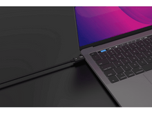 Charger l&#39;image dans la galerie, Un câble noir connecté à un ordinateur portable sur une surface sombre.
