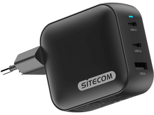 Charger l&#39;image dans la galerie, Un adaptateur secteur noir avec ports USB sur fond noir, vue en angle.
