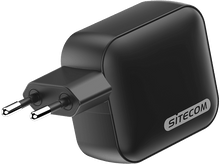 Charger l&#39;image dans la galerie, Un adaptateur secteur noir avec une prise sur fond noir, vue en angle.
