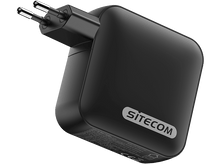 Charger l&#39;image dans la galerie, Un adaptateur secteur noir avec une prise sur fond noir, vue en angle.
