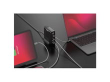 Charger l&#39;image dans la galerie, Un hub de charge noir avec plusieurs appareils connectés.
