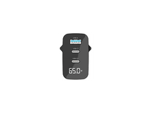 Charger l&#39;image dans la galerie, Un adaptateur audio noir et doré connecté à un ordinateur portable, sur une surface sombre.
