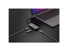 Charger l&#39;image dans la galerie, Ordinateur portable connecté à un hub avec câbles et adaptateurs. Surface noire. Configuration tech moderne.
