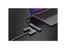 Charger l&#39;image dans la galerie, Ordinateur portable connecté à un hub et deux clés USB. Bureau noir. Accessoires argentés.
