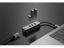 Charger l&#39;image dans la galerie, Un hub avec des ports USB, un ordinateur portable et d&#39;autres périphériques USB, sur une surface sombre.
