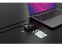 Charger l&#39;image dans la galerie, Ordinateur portable, lecteur de carte, carte d&#39;identité et carte SD sur une surface noire.
