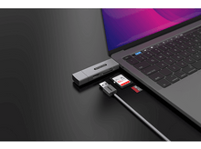 Charger l&#39;image dans la galerie, Ordinateur portable avec un hub USB-C et des appareils connectés : carte SD, carte Micro SD et câble USB.
