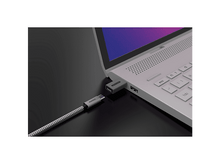 Charger l&#39;image dans la galerie, Ordinateur portable avec un adaptateur USB-C vers USB branché ; l&#39;adaptateur est gris.
