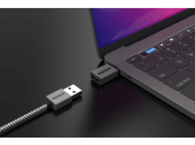 Charger l&#39;image dans la galerie, Un ordinateur portable avec un adaptateur USB-C vers USB branché et un câble USB.
