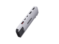 Hub USB Sitecom argenté. Il possède plusieurs ports, dont HDMI et USB-C. Sur fond noir.