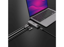 Charger l&#39;image dans la galerie, Ordinateur portable avec des câbles et un hub sur une surface sombre. Les câbles sont connectés. Le hub est argenté.
