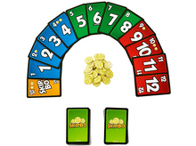 Charger l&#39;image dans la galerie, Jeu de cartes Skip-Bo. Les cartes sont disposées en éventail, avec une pile de jetons dorés au centre.
