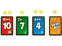 Charger l&#39;image dans la galerie, Quatre cartes Skip-Bo : 10 rouge, 7 vert, 4 bleu et carte Skip-Bo orange, plus pièces.
