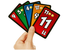 Charger l&#39;image dans la galerie, Main tenant un éventail de cartes Skip-Bo avec les numéros 4, 5, 9, 11. Les cartes ont des pièces d&#39;or.
