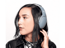 Charger l&#39;image dans la galerie, Femme portant un casque gris, regardant sur le côté. Fond blanc.
