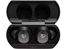 Charger l&#39;image dans la galerie, Écouteurs Skullcandy noirs dans leur étui de chargement. L&#39;étui est ouvert, montrant les écouteurs.
