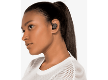 Charger l&#39;image dans la galerie, Femme avec un écouteur noir dans l&#39;oreille. Elle porte un haut blanc, ses cheveux sont en queue de cheval.
