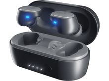 Charger l&#39;image dans la galerie, Écouteurs Skullcandy noirs dans un étui de chargement. Indicateurs lumineux bleus visibles. Fond noir.
