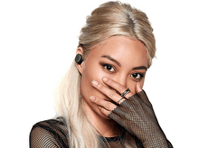 Charger l&#39;image dans la galerie, Femme blonde avec un écouteur, couvrant sa bouche. Elle a des bagues et une manche en résille.
