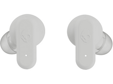 Charger l&#39;image dans la galerie, Deux écouteurs Skullcandy blancs, chacun avec un logo sur le devant, gros plan.
