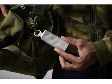 Charger l&#39;image dans la galerie, Personne tenant un récipient avec un produit blanc près d&#39;un sac.
