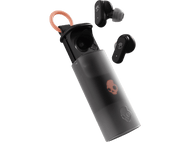 Écouteurs Skullcandy noirs, avec étui de chargement. Boucle orange. Fond noir.