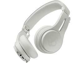 Casque Skullcandy blanc. Le logo est sur les écouteurs.