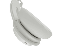 Charger l&#39;image dans la galerie, Casque blanc, plié. Vue en angle, montrant les oreillettes et le bandeau. Fond propre.
