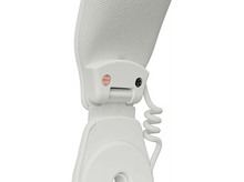 Charger l&#39;image dans la galerie, Détail d&#39;un casque blanc, montrant la charnière avec un accent cuivré.
