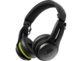 Casque noir avec des accents verts. Logo Skullcandy sur les oreillettes. Fond noir.